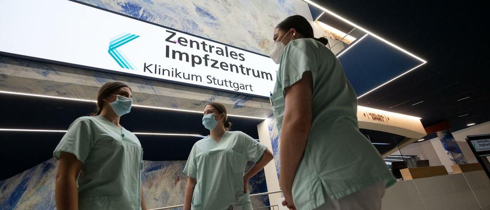 Pflegeschülerinnen des Klinikum Stuttgart im Zentralen Impfzentrum des Klinikum Stuttgart