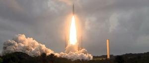 Eine Ariane-Trägerrakete startet mit „James Webb Space Telescope“ zum All.