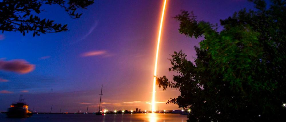 Eine Falcon 9-Rakete hat vom Kennedy Space Center aus erstmals vier Privatpersonen ins All gebracht,
