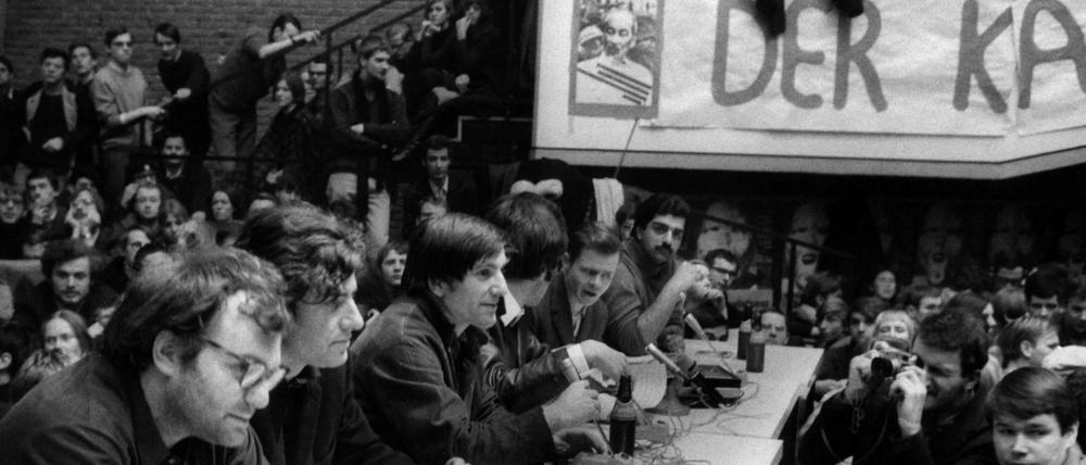 Bremse auf dem Marsch durch die Institutionen: Rudi Dutsche, 3.v. li, hier fast auf den Tag genau vier Jahre vor Inkrafttreten des Radikalenerlasses (17.02.1968, Berlin, durch den Sozialistischen Deutschen Studentenbund (SDS) durchgeführte «Internationale Vietnam-Konferenz»