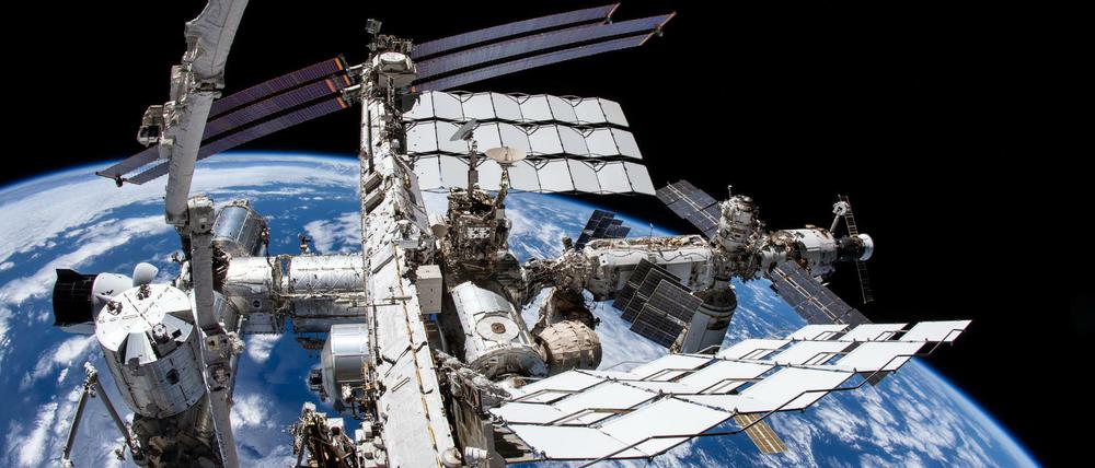 Archiv-Aufnahme der Internationalen Raumstation ISS und der Erde darunter.