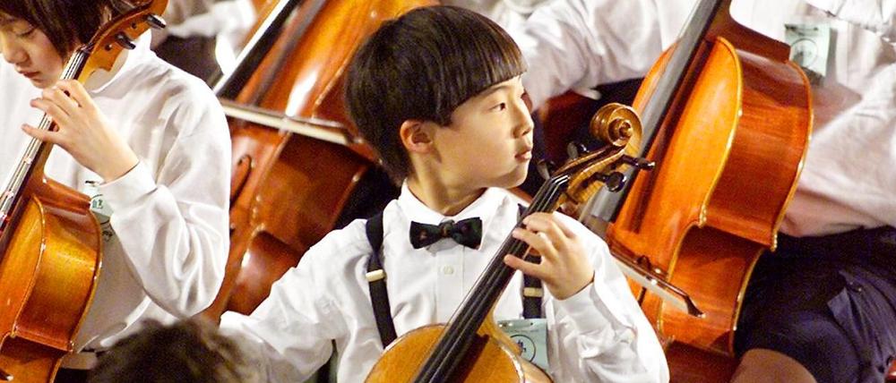  Immer mehr musikalische Könner kommen aus Fernost. Der Grund ist wahrscheinlich die frühe und vergleichsweise strikte Ausbildung vieler Talente. Alljährliches "Suzuki Method Grand Concert" in Japan 2001 (Arichivbild).
