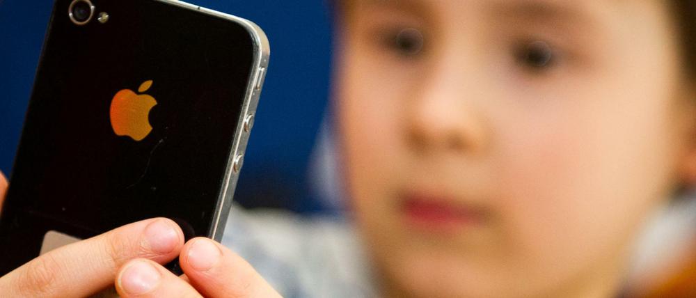 Der stete Blick aufs Handy kann vor allem bei Kindern zu Kurzsichtigkeit führen - und nicht nur im übertragenen Sinne.