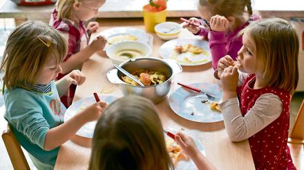 Gutes Essen und Sport von der Kita an können ärmeren und bildungsfernen Schichten helfen, sagt Dietrich Garlichs. Diese Kinder essen Kaiserschmarrn mit Apfelmuß.