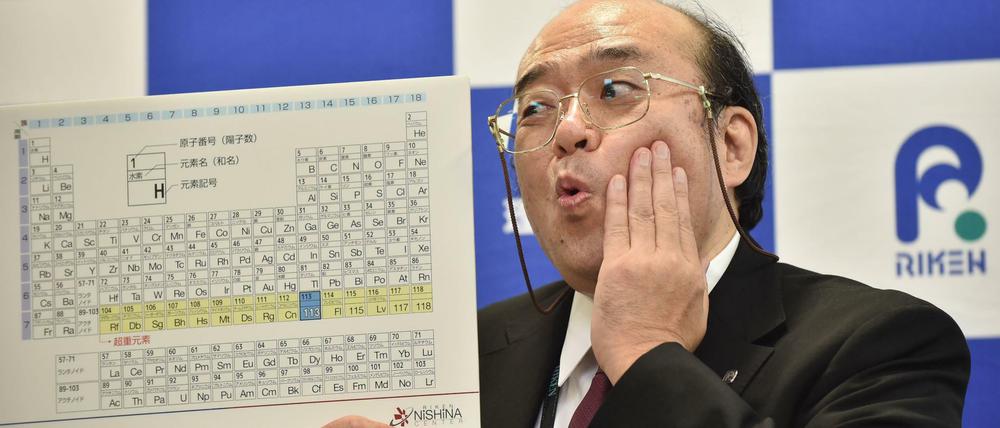 Entdecker. Kosuke Morita, Leiter des Riken-Teams, zeigt ein Periodensystem mit dem von ihm und seinen Mitstreitern entdeckten Element 113. 