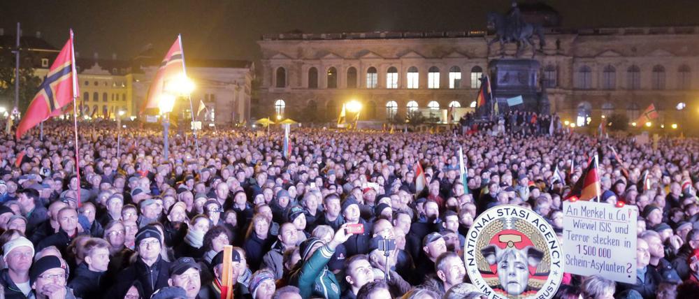 Nicht willkommen. Pegida-Demonstranten am 19.10.2015 in Dresden protestieren gegen den Islam.