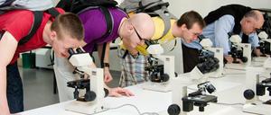 Forschung genau unter die Lupe - beziehungsweise das Mikroskop - nehmen, können die Besucher bei der Langen Nacht an der Freien Universität. 