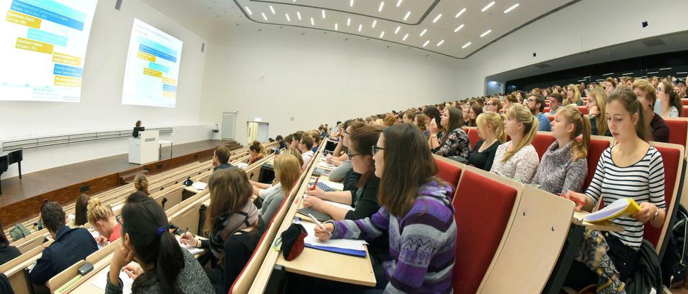 Zu wenig Nachwuchs. Mehrere Bundesländer helfen dem Mangel an Lehrkräften mit Quereinsteigern ab, darunter ist auch Berlin. Das Foto zeigt Lehramtsstudierende in Leipzig.