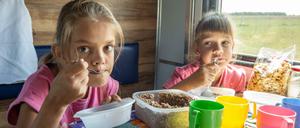 Zwei Kinder beim Essen