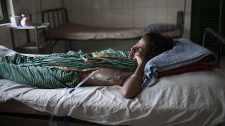 Eine Tuberkulose-Patientin liegt in Bangladesch im Krankenhaus. Die Medikamente gegen Tuberkulose dürfen nur unter Aufsicht verabreicht werden.  