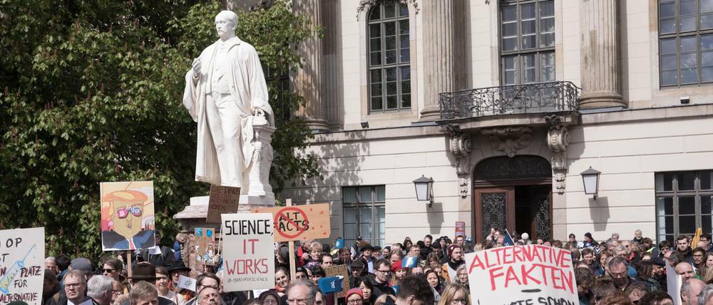 Etwa 4000 Demonstranten nehmen am 22.04.2017 am "March for Science" vor der Humboldt-Universität und dem Denkmal des Universalgelehrten Hermann von Helmholtz in Berlin teil. Der March for Science fand in rund 480 Städten weltweit statt.
