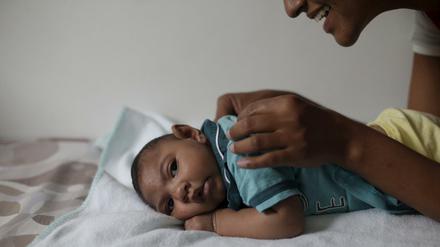 Ungewisses Schicksal. Infiziert sich ein Fötus im Mutterleib mit Zika, entsteht oft eine Mikrozephalie. Wie sich diese Kinder langfristig entwickeln, kann noch niemand sagen. 