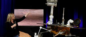 Jennifer Trosper, Nasa-Projektingenieurin der Mars 2020 Rover Mission, mit einer Nachbildung von „Opportunity“.