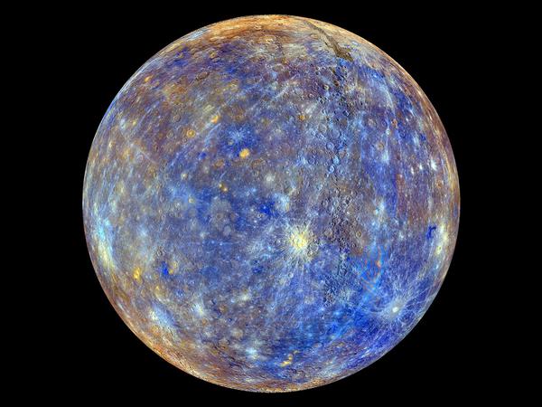 Schöner Merkur. Diese Aufnahme zeigt den sonnennächsten Planeten in "Falschfarben". Sie zeigen die chemischen und mineralogischen Unterschiede der Oberfläche. In Wirklichkeit ist es eher ein grauer Klumpen. 