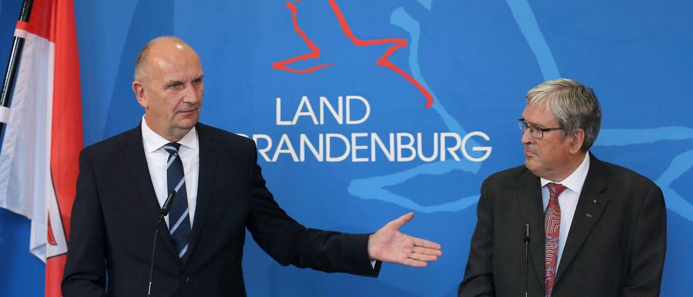 Ministerpräsident Dietmar Woidke (SPD) stellt Jörg Steinbach, Präsident der BTU Cottbus, bei einer Pressekonferenz als neuen Brandenburgischen Wirtschaftsminister vor.