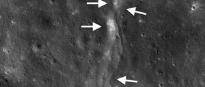Eine sogenannte Überschiebung auf dem Mond, die von der Nasa-Sonde Lunar Reconnaissance Orbiter (LRO) entdeckt wurde. Diese tektonischen Störungen ähneln kleinen, treppenförmigen Klippen. Sie entstehen, wenn ein Abschnitt der Mondkruste (nach links gerichtete Pfeile) über einen angrenzenden Abschnitt (nach rechts gerichtete Pfeile) geschoben wird. Der Mond ist möglicherweise auch heute noch tektonisch aktiv. Darauf deutet eine neue Auswertung von Mondbeben aus der Ära der «Apollo»-Missionen hin. 
