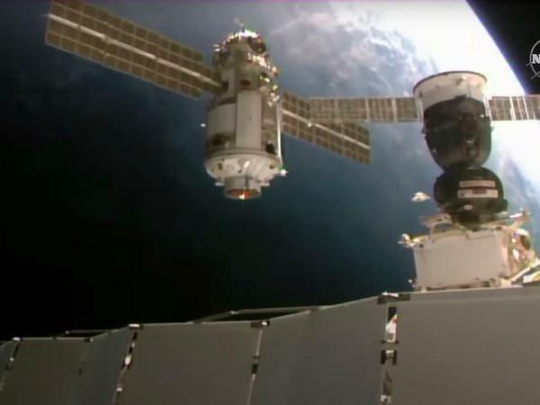 Das 22 Tonnen schwere Nauka-Modul bei der Annäherung an die Internationale Raumstation. 