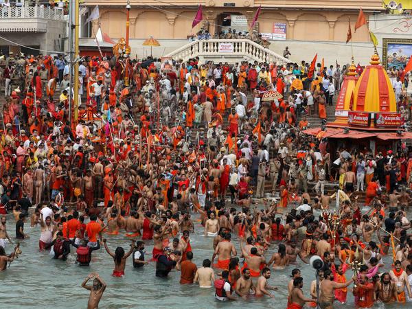 Zehntausende Gläubige nahmen Mitte April ein Bad im Ganges.