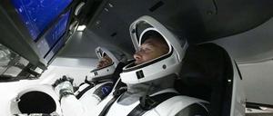 Der Flug der beiden Astronauten Robert Behnken (l) und Douglas Hurley wurde wegen des Wetters kurzfristig abgesagt. 