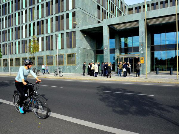 Außenaufnahme des Ministeriums mit vorbeifahrendem Radfahrer.