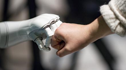Ein Roboter interagiert beim «Speed Dating mit KI - Meet the Robots bei KI-Tagen» in Hamburg.
