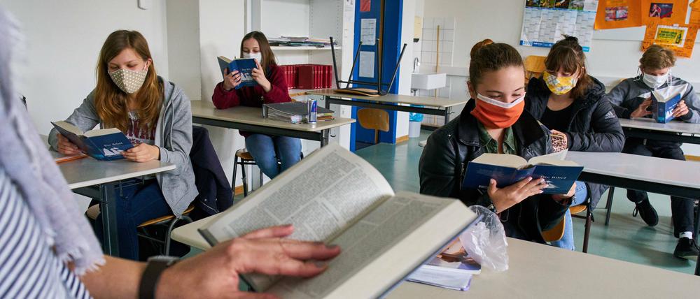 Unterricht mit Maske - so soll es in NRW in den höheren Klassen bis Ende August Pflicht sein.