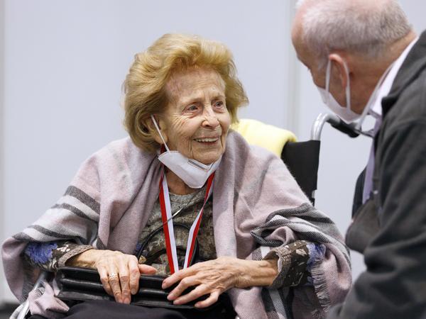 Elisabeth Steubesand, mit 105 Jahren die älteste Kölnerin, war die erste Patientin, die in der Stadt ihre Impfung erhielt.
