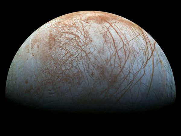 Braun erscheinende Risse überziehen die helle Oberfläche des Jupitermonds Europa.