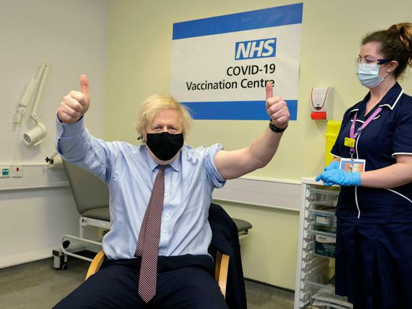 Premier Boris Johnson nach seiner Impfung mit Astrazeneca.