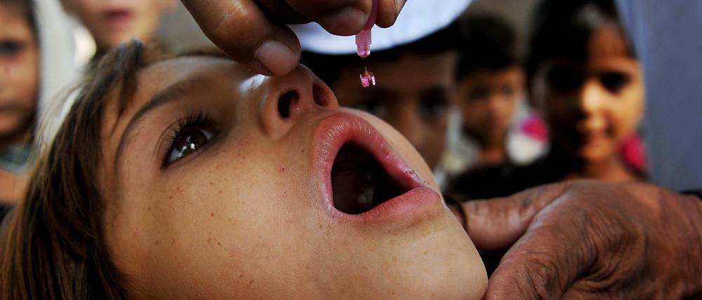 Schützende Tropfen. Wer erst kürzlich die Schluckimpfung bekommen hat, ist am besten geschützt. Auch gegen neue Polio-Varianten.