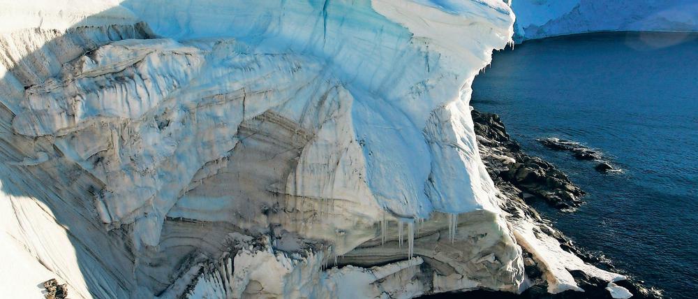 Kalter Koloss. Die Eisberge der Antarktis verlieren jährlich fünfmal so viel Eis, wie Wasser im Bodensee ist. 