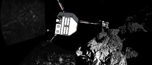 Panorama. Diese Abbildung zeigt, wie es rings um den Lander Philae auf dem Kometen "Tschurjumow-Gerassimenko" aussieht. Sie ist zusammengesetzt aus sechs einzelnen Bildern, die der Roboter vor Ort gemacht hat. Philae selbst wurde nachträglich integriert. 