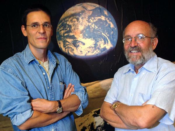 Die Schweizer Astronomen Didier Queloz (l.) und Michel Mayor.