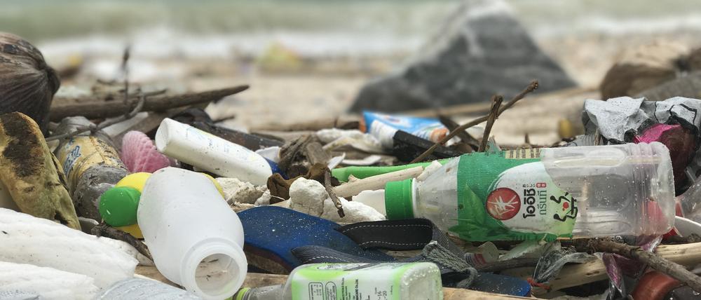 Angeschwemmter Plastikmüll im Golf von Thailand. Forscher fanden Plastikmüll im Meer, der schon mehrere Jahrzehnte überdauert (Archivbild). A