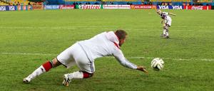 Teamgeist. Lukas Podolski übt schon mal mit dem Nachwuchs.