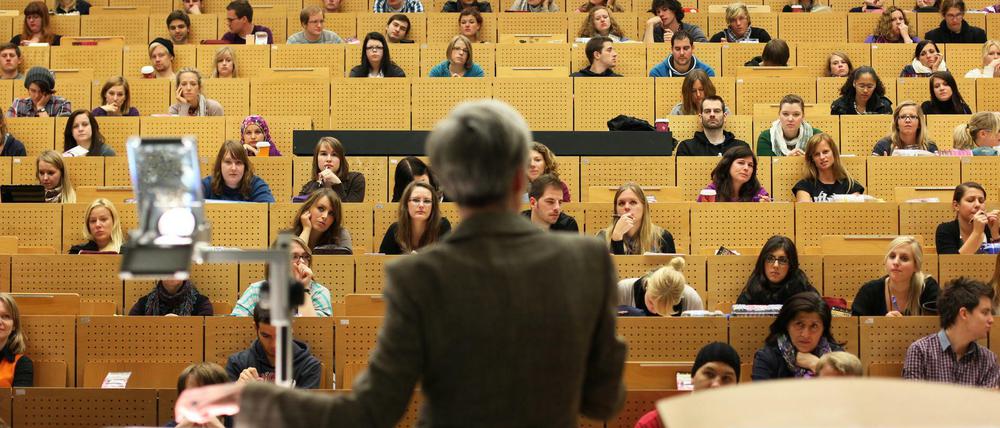 Insgesamt sind 32 Prozent der Berliner Professuren mit Frauen besetzt, deutschlandweit 24 Prozent.