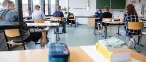Schüler einer 10. Klasse in Baden-Württember sitzen an Einzeltischen in ihrer Klasse.