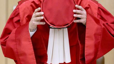 Das Bild zeigt einen Richter in einer roten Robe.