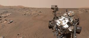 Der Nasa-Marsrover „Perseverance“ nahm dieses Selfie im September 2021 auf. Zwei Löcher in einem Felsbrocken sind zu sehen, wo der Rover mit seinem Roboterarm Gesteinskernproben genommen hat.