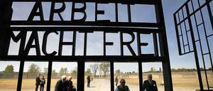 Doppelte Vergangenheit. Sachsenhausen war KZ des NS-Regimes und später sowjetisches „Speziallager“. In den 1990er Jahren entzündeten sich zwischen den Opfergruppen Kontroversen um die Deutungshoheit über den Ort.