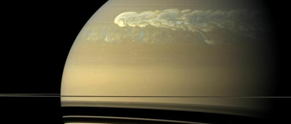 Auf dem Saturn wütet ein Gewittersturm.