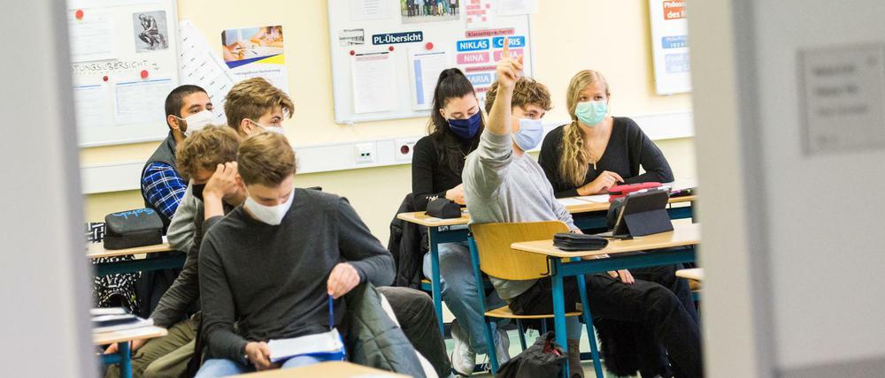 Oberstufenschüler einer Hamburger Stadtteilschule sitzen mit Mund-Nasen-Bedeckungen im Deutsch-Unterricht.