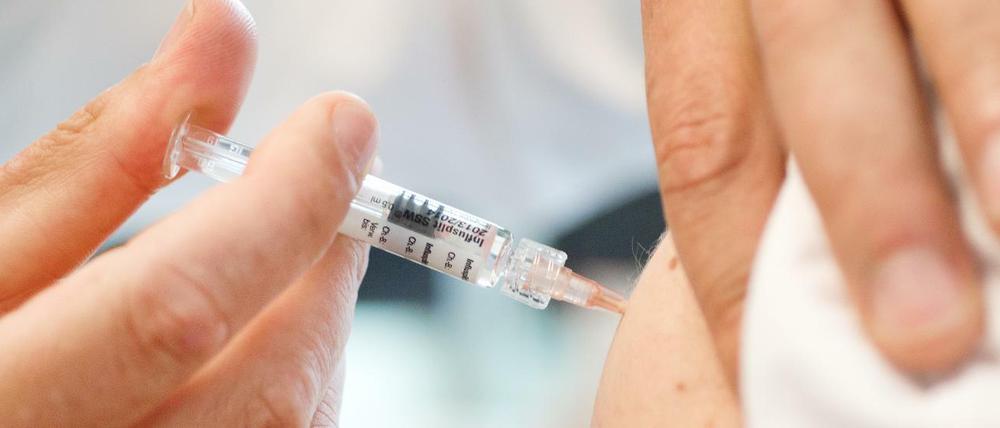Für Schwangere und Ältere ist die Grippe-Impfung besonders wichtig. Ihr Immunsystem kann Erreger nicht so gut abwehren. 