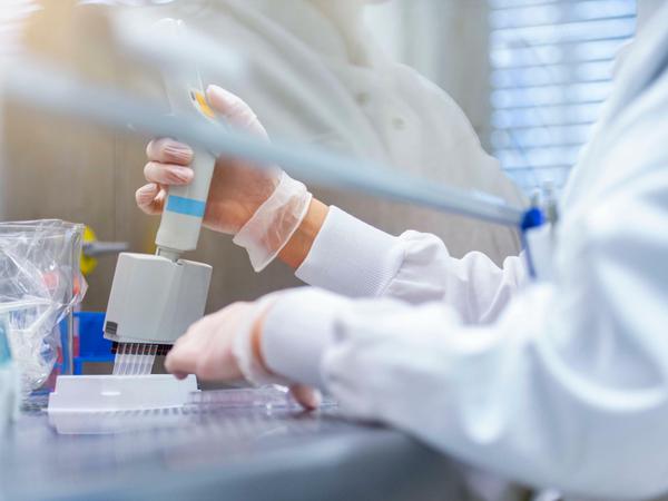 Eine Wissenschaftlerin hantiert in einem Labor für die Forschung an Impfstoffen gegen Covid-19.