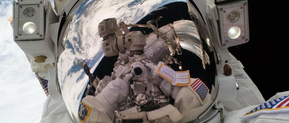 Der US-Astronaut Mark Vande Hei macht ein Selfie während eines Weltraumspaziergangs außerhalb der ISS.