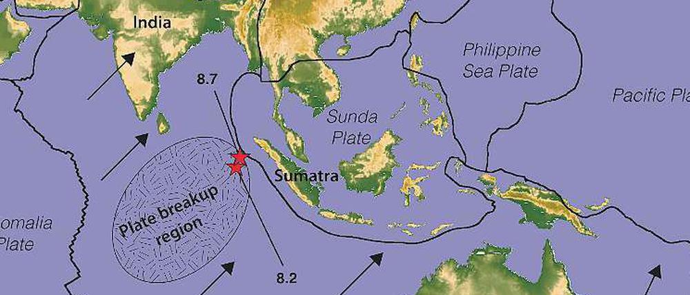 Vor Sumatra zerbricht eine Erdplatte. Die roten Sterne markieren die heftigen Erdbeben vom 11. April 2012. Südwestlich davon erstreckt sich die mutmaßliche Bruchzone. Die schwarzen Pfeile zeigen die Plattenbewegung an. 