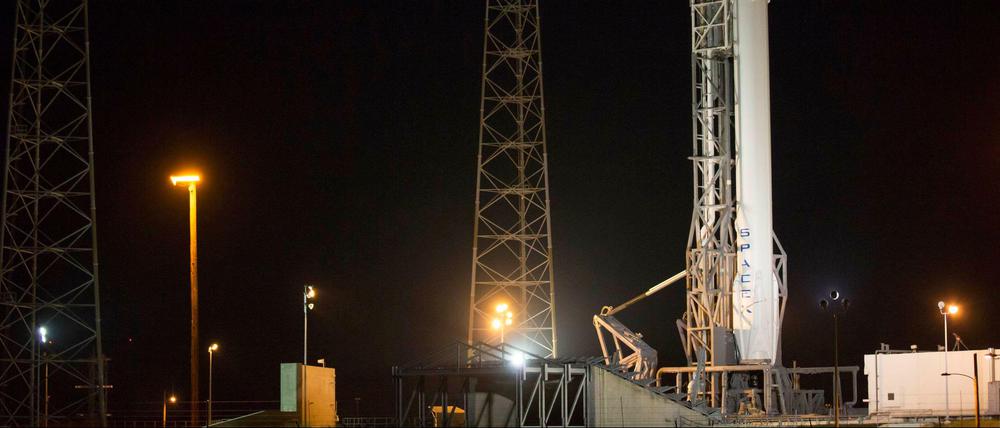 Startklar. Die Falcon-9-Rakete auf dem Startplatz in Cape Canaveral. Sie soll Nachschub zur Internationalen Raumstation ISS bringen. Die erste Stufe soll nach der Abtrennung gezielt zur Erde zurückkehren und auf einer schwimmenden Plattform landen. 