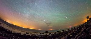 Gar nicht schnuppe. Das Foto von der Insel Fehmarn zeigt rechts neben der Milchstraße einige Sternschnuppen.