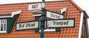 Straßennamen auf Plattdeutsch, zu sehen auf Straßenschildern.
