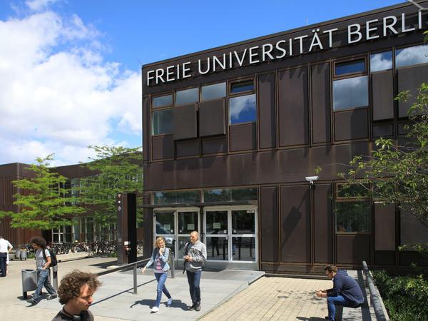 Studierende vor der "Rostlaube" der Freien Universität an der Habelschwerdter Allee in Berlin-Dahlem.
